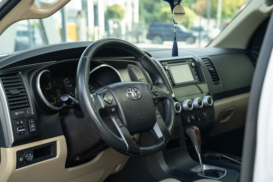 Продам Toyota Sequoia SR5 2018 года в Черновцах