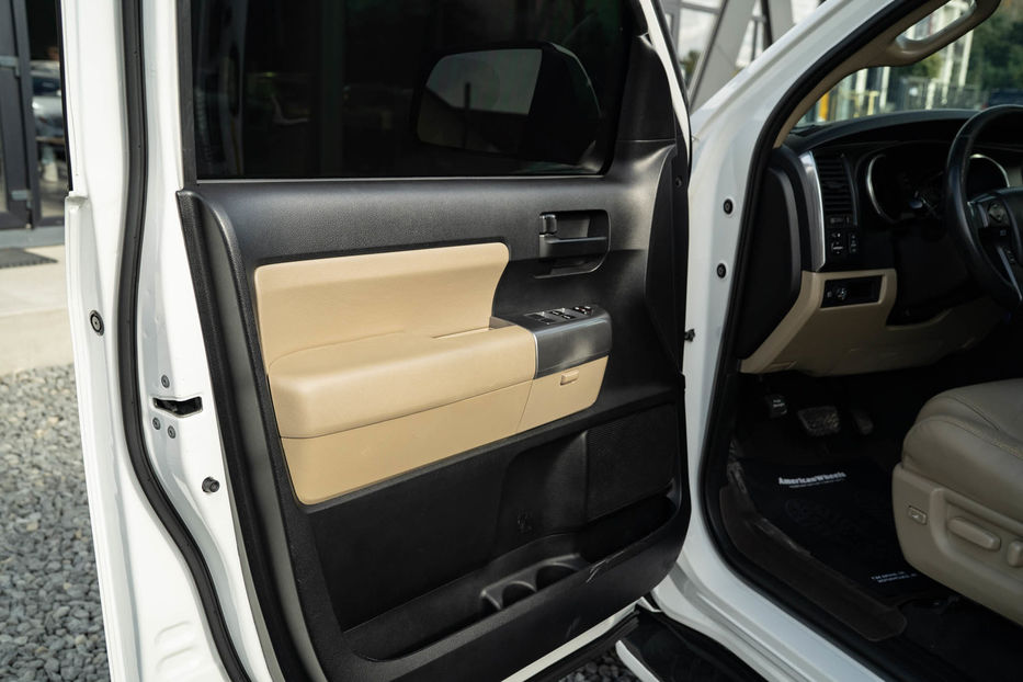 Продам Toyota Sequoia SR5 2018 года в Черновцах