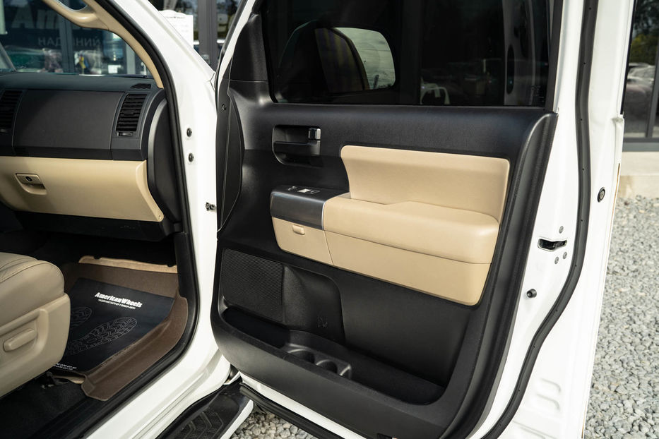 Продам Toyota Sequoia SR5 2018 года в Черновцах