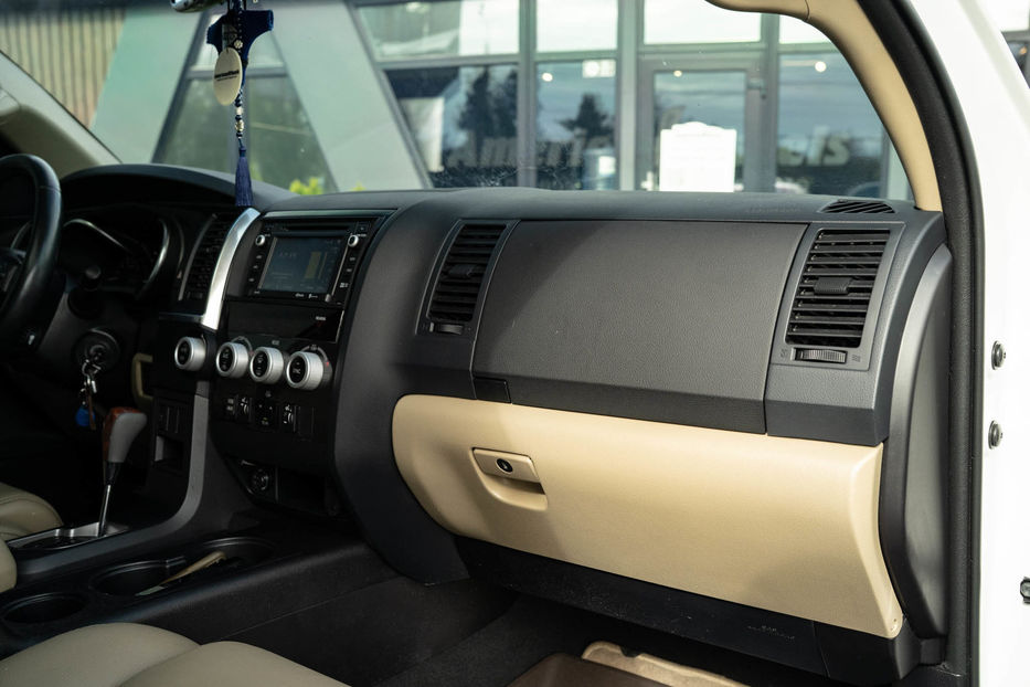 Продам Toyota Sequoia SR5 2018 года в Черновцах