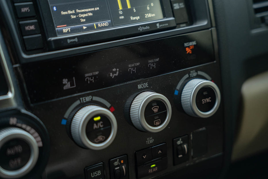 Продам Toyota Sequoia SR5 2018 года в Черновцах