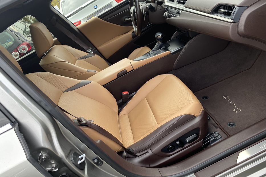 Продам Lexus ES 250 2021 года в Луцке