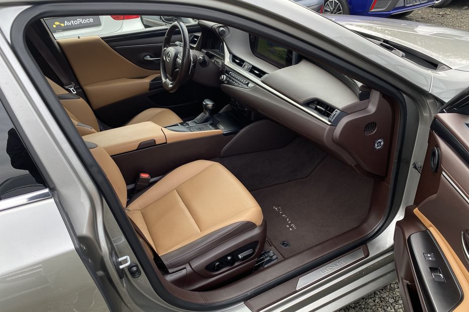 Продам Lexus ES 250 2021 года в Луцке