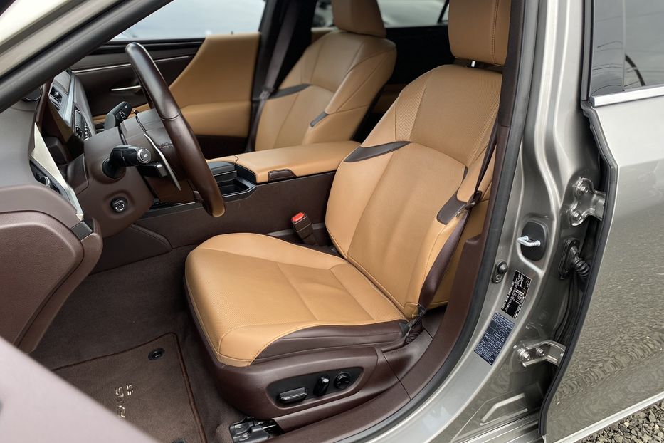 Продам Lexus ES 250 2021 года в Луцке