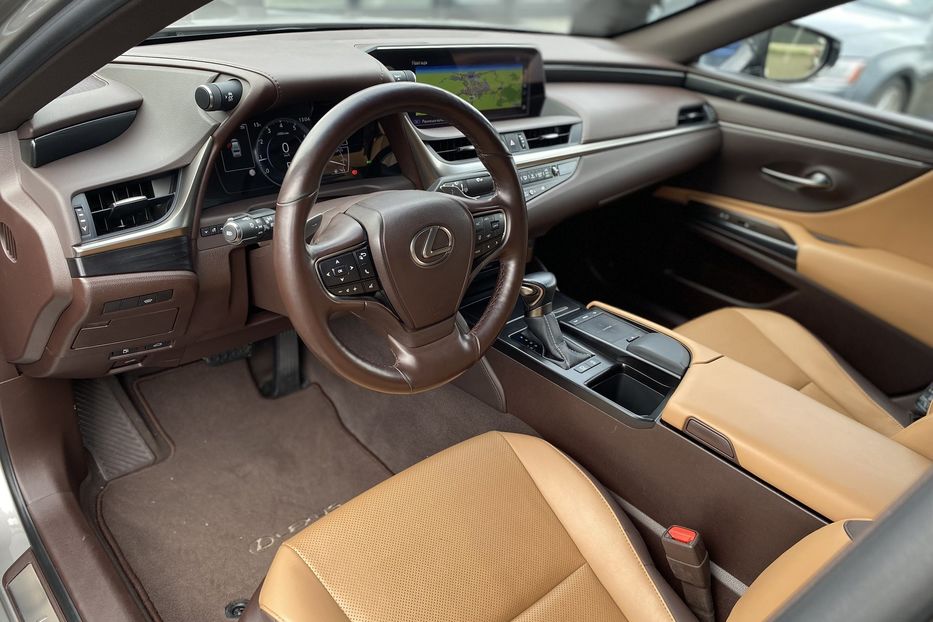 Продам Lexus ES 250 2021 года в Луцке