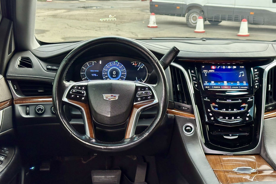Продам Cadillac Escalade ESV LUXURY 2016 года в Киеве