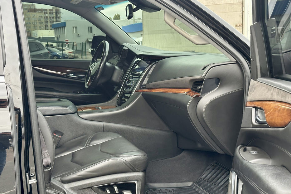 Продам Cadillac Escalade ESV LUXURY 2016 года в Киеве