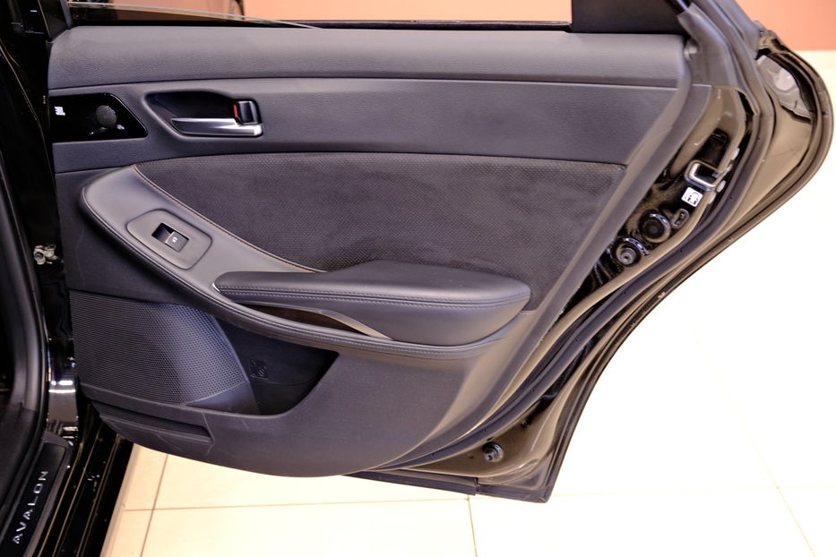 Продам Toyota Avalon 2019 года в Одессе