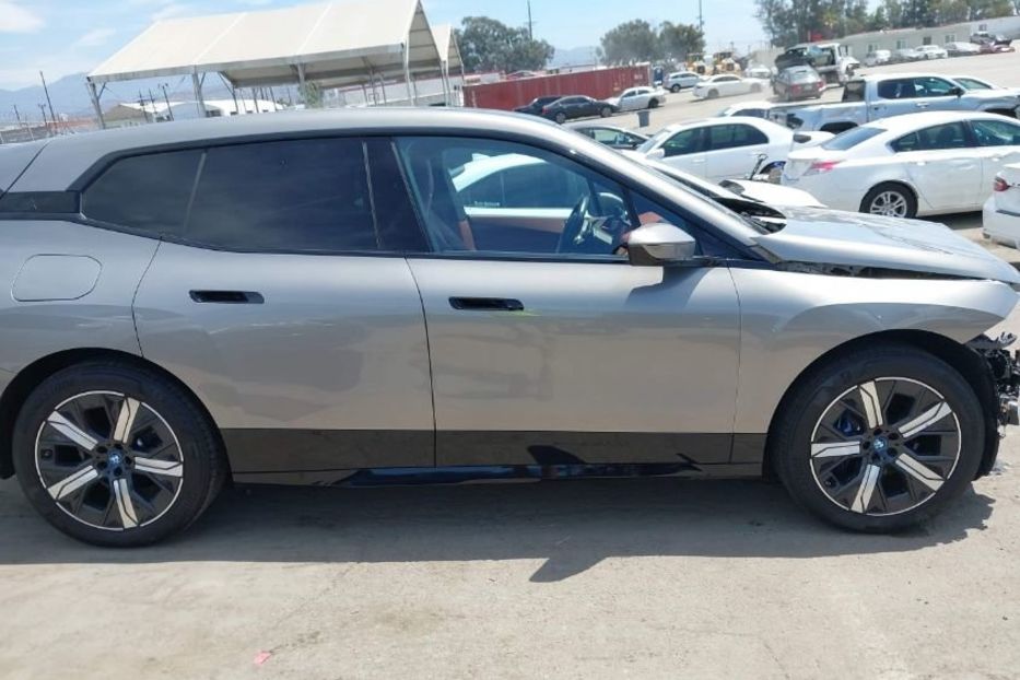 Продам BMW iX XDRIVE 50 2023 года в Киеве