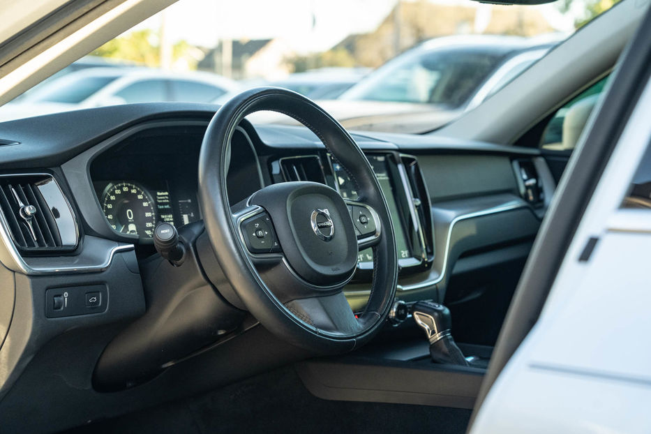 Продам Volvo XC60 T5 Momentum 2018 года в Черновцах