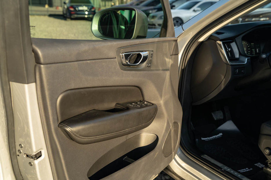 Продам Volvo XC60 T5 Momentum 2018 года в Черновцах