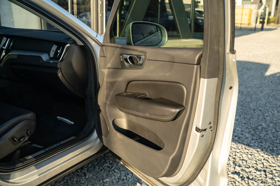 Продам Volvo XC60 T5 Momentum 2018 года в Черновцах