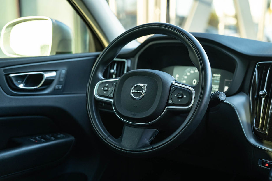 Продам Volvo XC60 T5 Momentum 2018 года в Черновцах