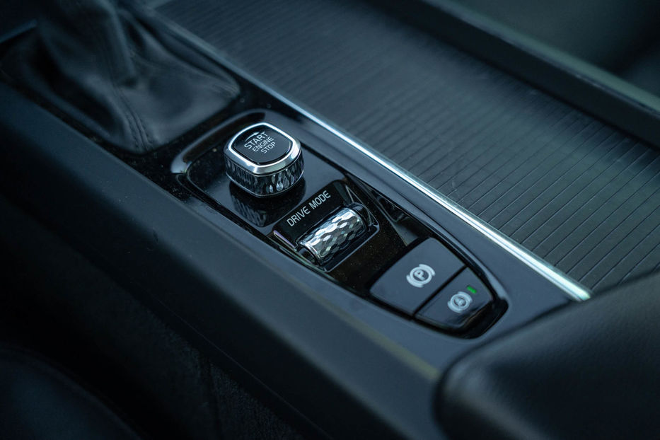 Продам Volvo XC60 T5 Momentum 2018 года в Черновцах