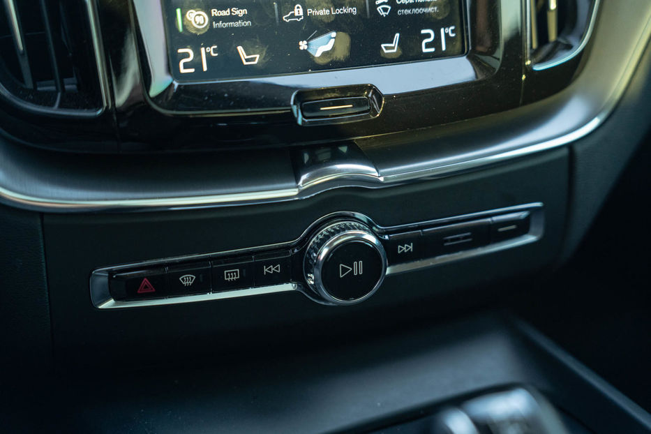 Продам Volvo XC60 T5 Momentum 2018 года в Черновцах