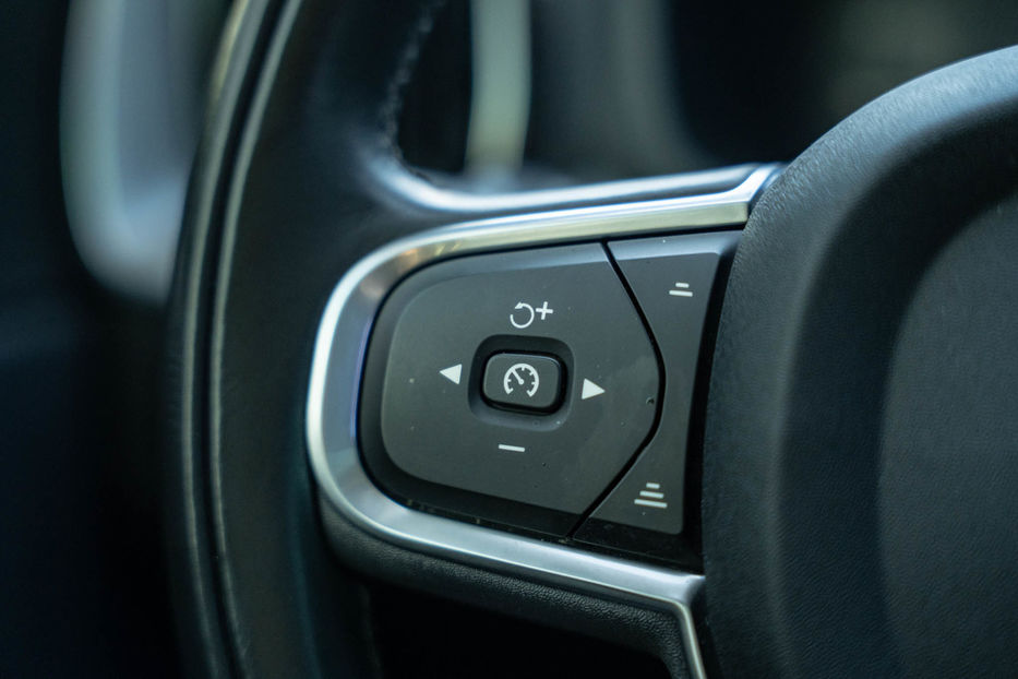 Продам Volvo XC60 T5 Momentum 2018 года в Черновцах