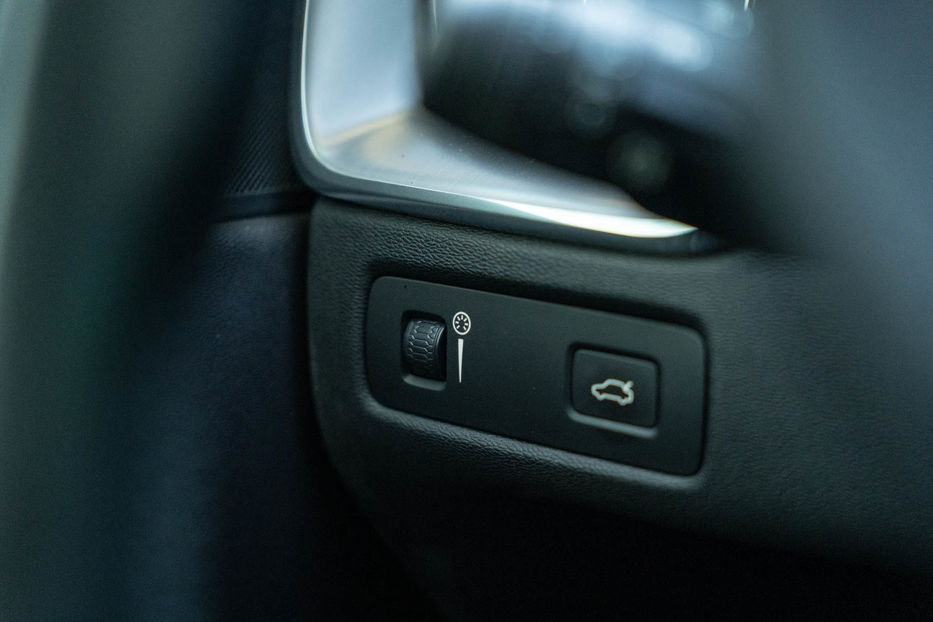 Продам Volvo XC60 T5 Momentum 2018 года в Черновцах