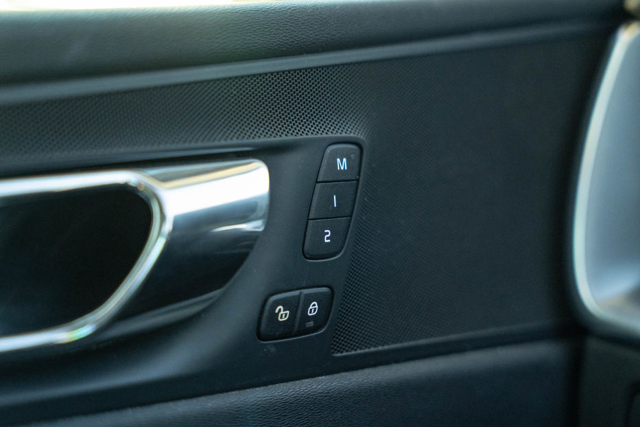 Продам Volvo XC60 T5 Momentum 2018 года в Черновцах