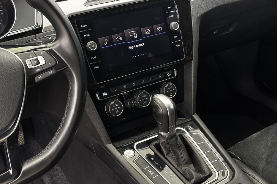 Продам Volkswagen Passat B8 2018 года в Львове