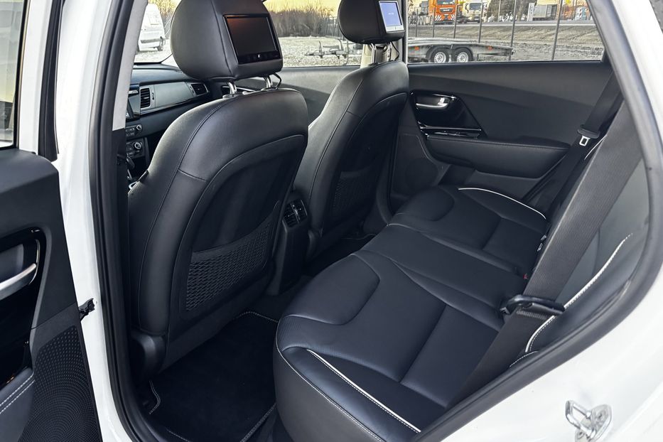 Продам Kia Niro 64 kWt  2020 года в Львове