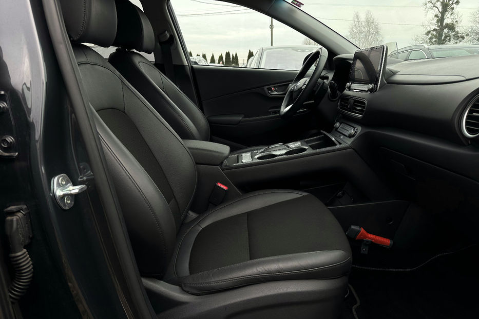 Продам Hyundai Kona 64кВт Проекція Підігрів сидінь 2021 года в Львове
