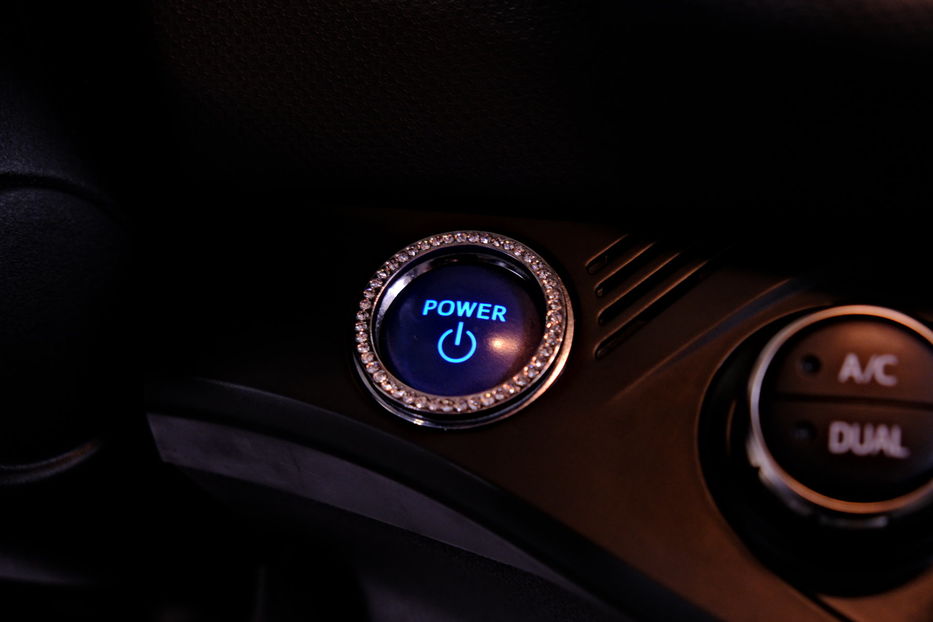 Продам Toyota Yaris Hybrid 2015 года в Одессе