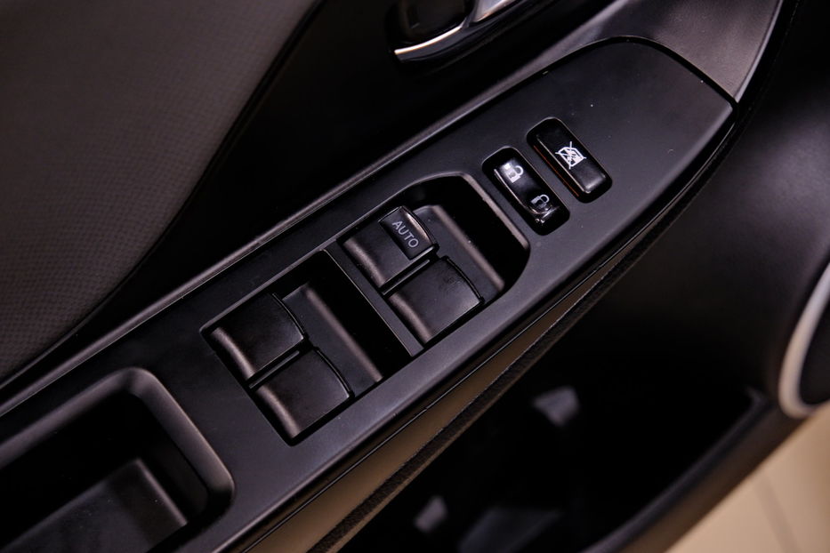 Продам Toyota Yaris Hybrid 2015 года в Одессе