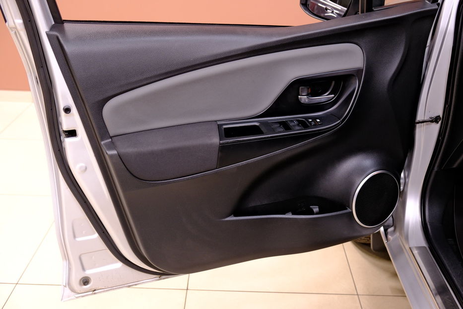 Продам Toyota Yaris Hybrid 2015 года в Одессе