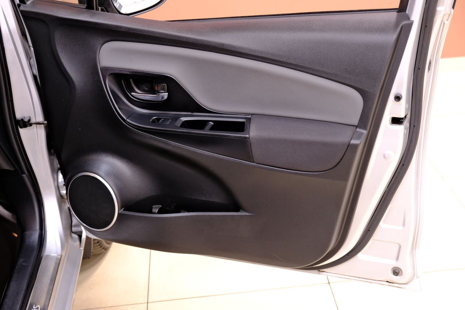 Продам Toyota Yaris Hybrid 2015 года в Одессе