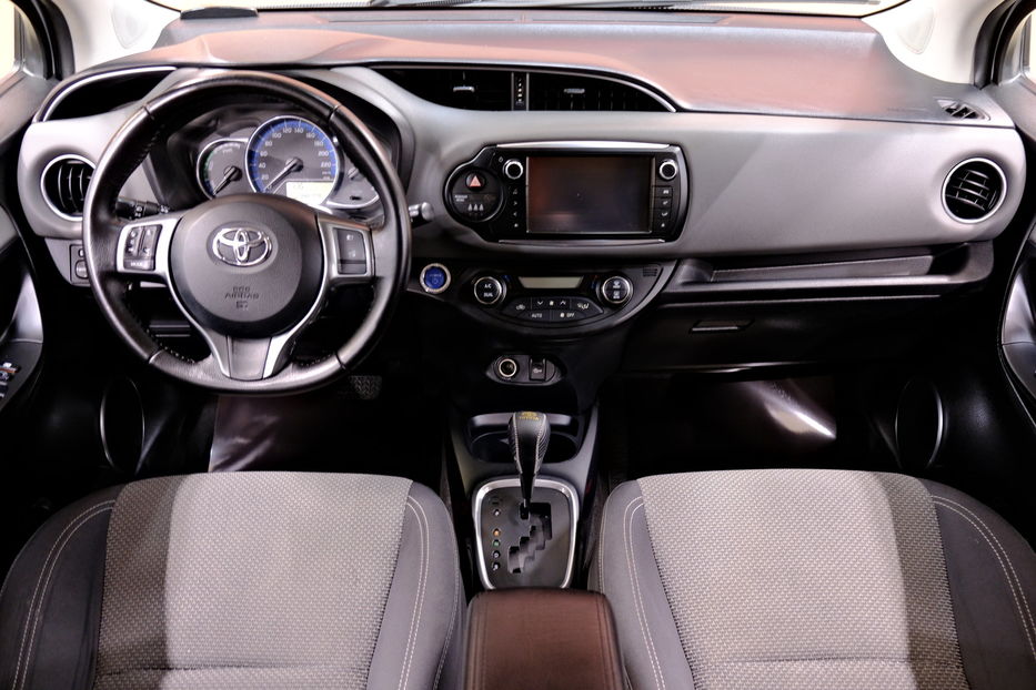 Продам Toyota Yaris Hybrid 2015 года в Одессе