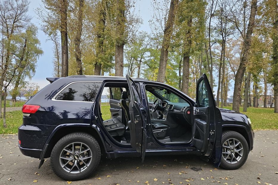 Продам Jeep Grand Cherokee Overland 2018 года в Киеве