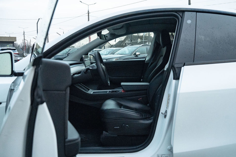 Продам Tesla Model Y Long Range Dual Motor 2021 года в Черновцах