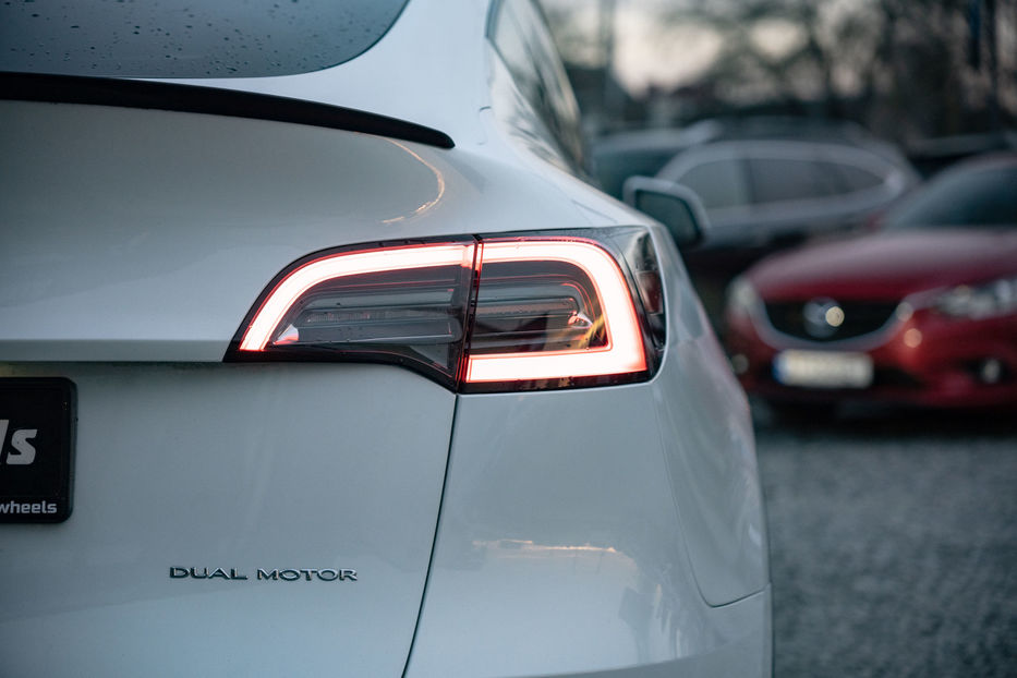 Продам Tesla Model Y Long Range Dual Motor 2021 года в Черновцах