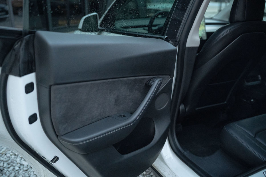 Продам Tesla Model Y Long Range Dual Motor 2021 года в Черновцах