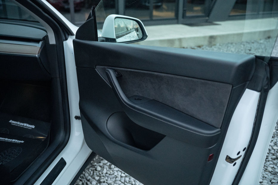 Продам Tesla Model Y Long Range Dual Motor 2021 года в Черновцах