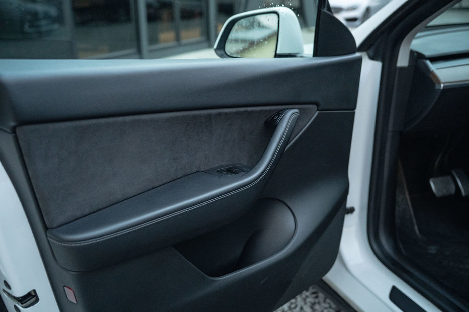 Продам Tesla Model Y Long Range Dual Motor 2021 года в Черновцах