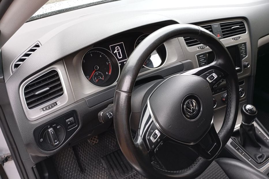 Продам Volkswagen Golf VII 2015 года в Львове