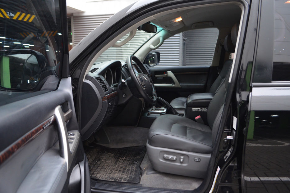 Продам Toyota Land Cruiser 200 4.5 TD 4WD AT (235 л.с.) 2010 года в Киеве