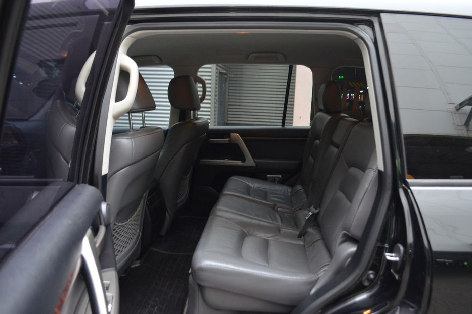 Продам Toyota Land Cruiser 200 4.5 TD 4WD AT (235 л.с.) 2010 года в Киеве