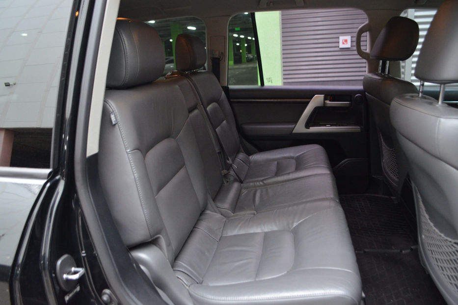 Продам Toyota Land Cruiser 200 4.5 TD 4WD AT (235 л.с.) 2010 года в Киеве