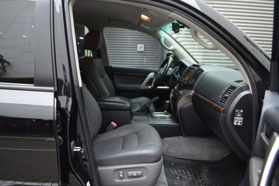 Продам Toyota Land Cruiser 200 4.5 TD 4WD AT (235 л.с.) 2010 года в Киеве