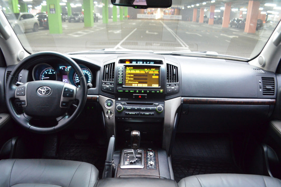 Продам Toyota Land Cruiser 200 4.5 TD 4WD AT (235 л.с.) 2010 года в Киеве