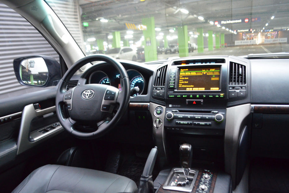 Продам Toyota Land Cruiser 200 4.5 TD 4WD AT (235 л.с.) 2010 года в Киеве