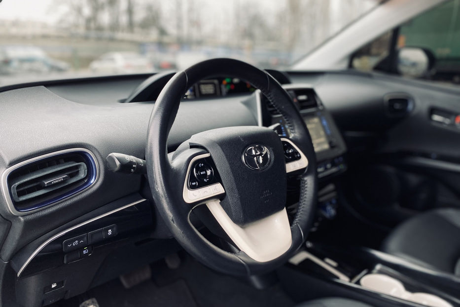 Продам Toyota Prius 1.8 HEV CVT (122 к.с.) 2016 года в Киеве