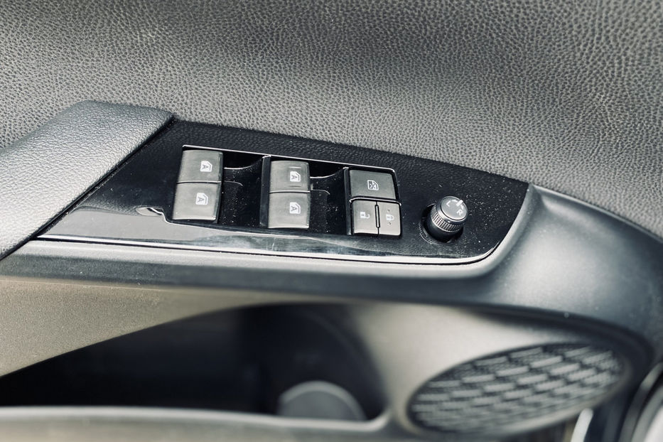 Продам Toyota Prius 1.8 HEV CVT (122 к.с.) 2016 года в Киеве