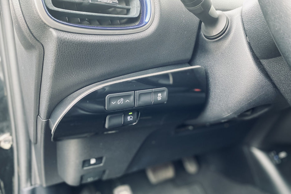 Продам Toyota Prius 1.8 HEV CVT (122 к.с.) 2016 года в Киеве