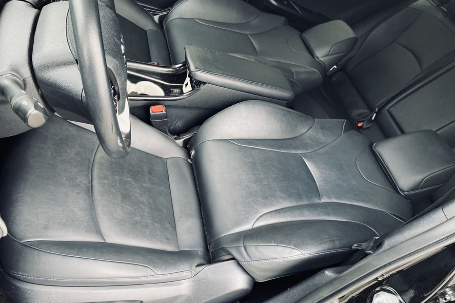 Продам Toyota Prius 1.8 HEV CVT (122 к.с.) 2016 года в Киеве