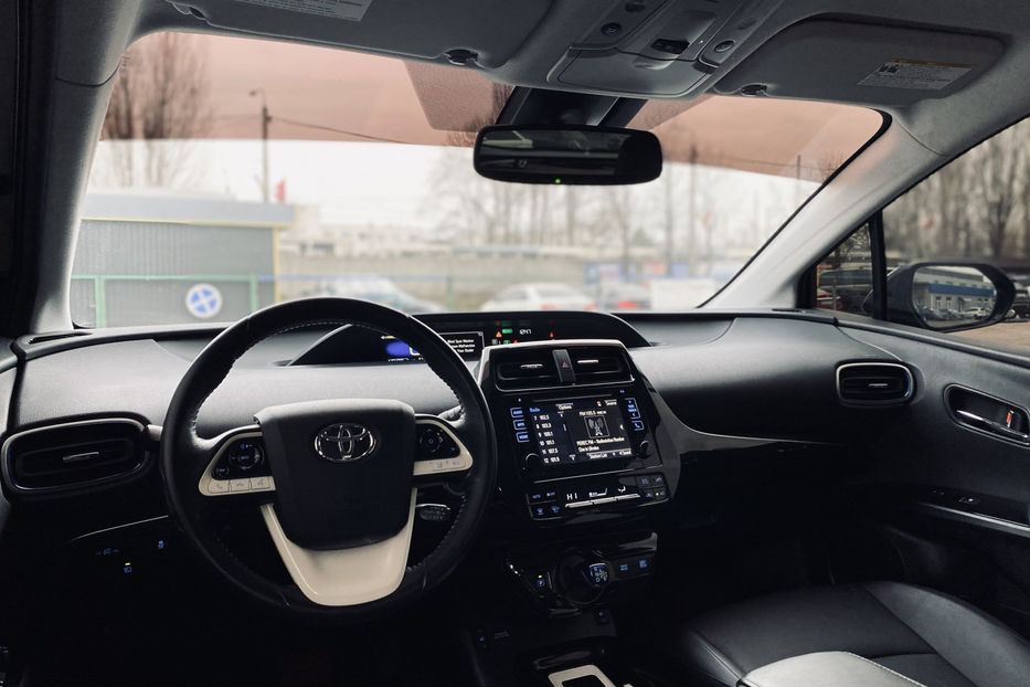 Продам Toyota Prius 1.8 HEV CVT (122 к.с.) 2016 года в Киеве