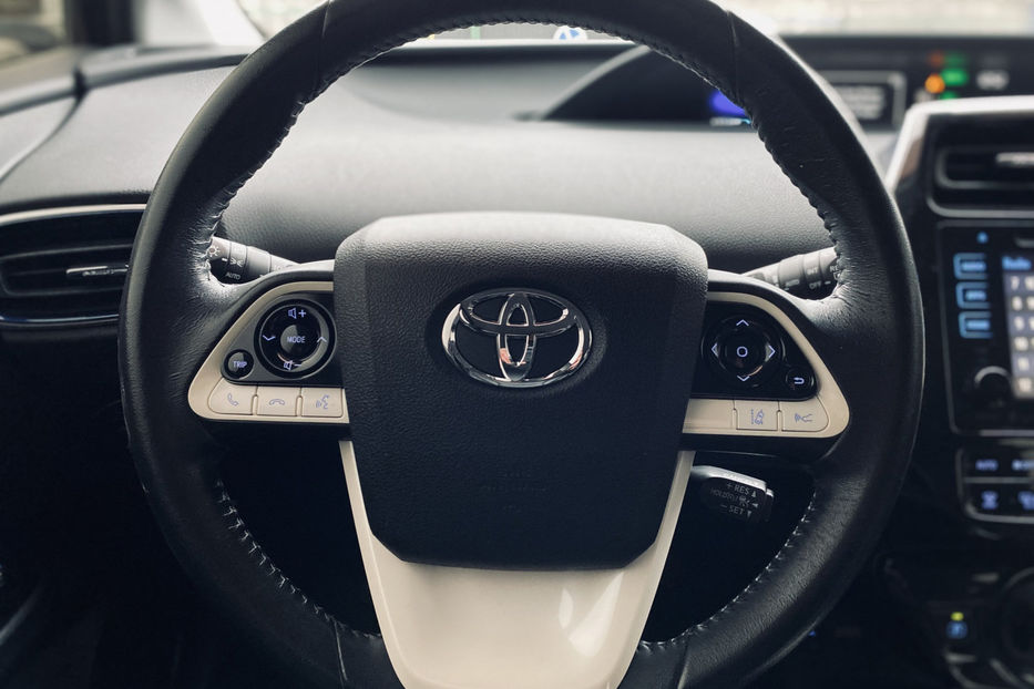 Продам Toyota Prius 1.8 HEV CVT (122 к.с.) 2016 года в Киеве