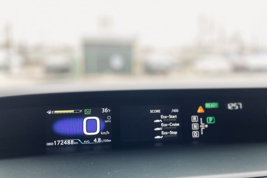 Продам Toyota Prius 1.8 HEV CVT (122 к.с.) 2016 года в Киеве